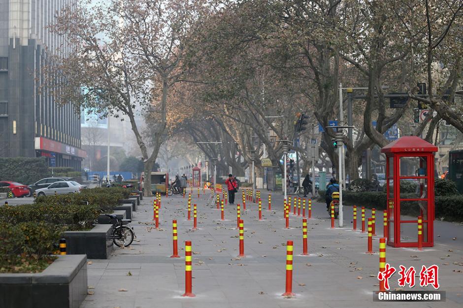 南京街头隔离桩密布 市民穿行似走“梅花阵”