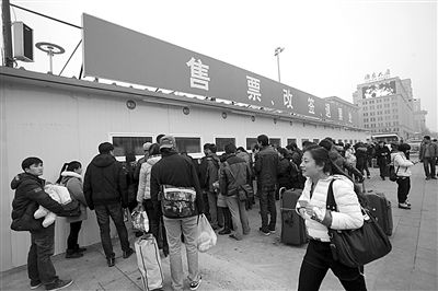 1月6日，北京站搭建完毕的临时售票处已经投入使用。今年春运期间，北京铁路局共开设售票窗口3421个，同比增加150个。新京报记者