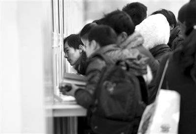 1月6日，旅客在北京站临时售票处排队购票。新京报记者