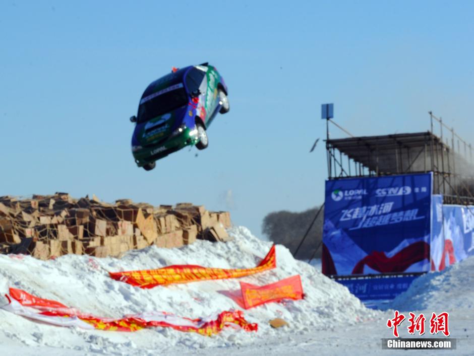 谢雨均驾驶赛车在黑龙江黑河段飞越冰河。中新社发 邱齐龙 摄 图片来源：CNSPHOTO