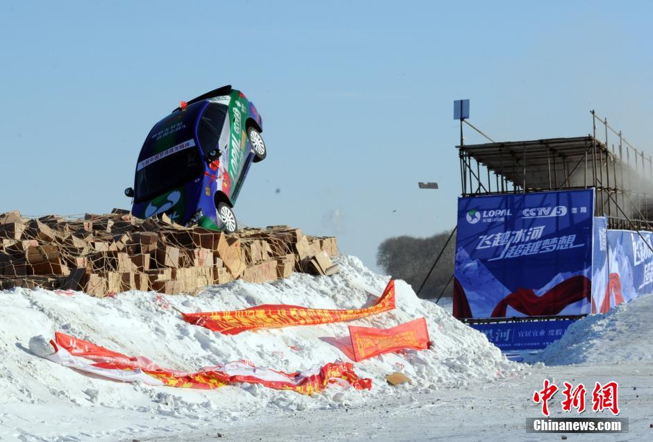 图为：谢雨均驾驶赛车在黑龙江黑河段飞越冰河。中新社发 邱齐龙 摄 图片来源：CNSPHOTO