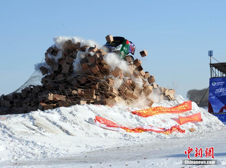 谢雨均驾驶赛车在黑龙江黑河段飞越冰河。中新社发 邱齐龙 摄 图片来源：CNSPHOTO