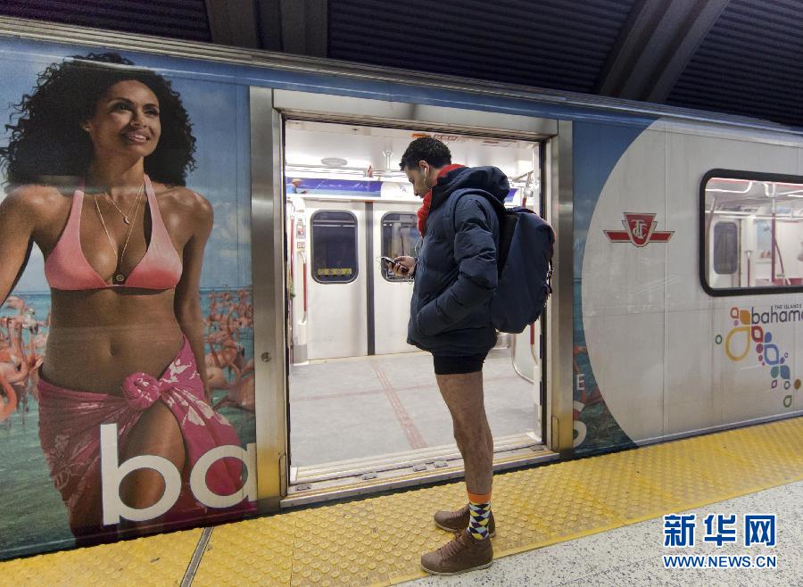 1月12日，在加拿大多伦多，一名只穿着内裤的男子在车站等候地铁。