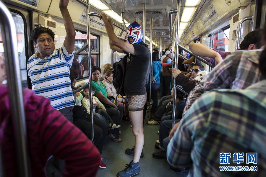 一名参加不穿裤子搭地铁活动的男子站在地铁车厢内。