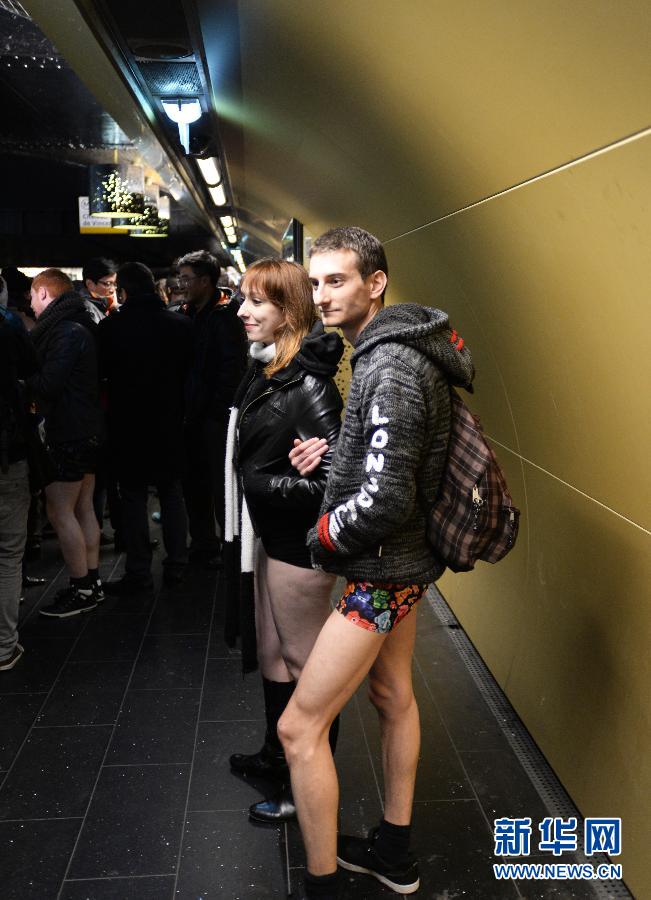 1月12日，在横贯巴黎东西部的1号线地铁车厢里，乘客只穿一条内裤搭乘地铁。