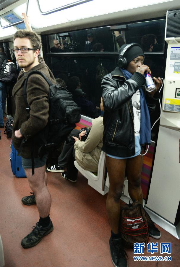 1月12日，在横贯巴黎东西部的1号线地铁车厢里，乘客只穿一条内裤搭乘地铁。