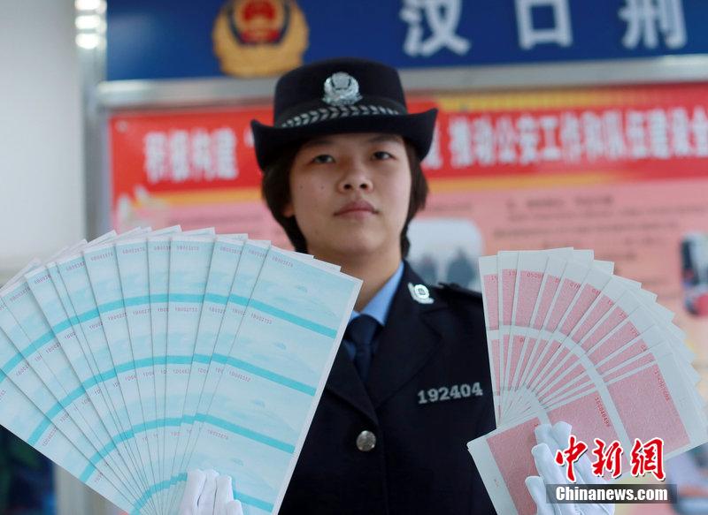 武汉铁路公安局办案民警展示空白假火车票。