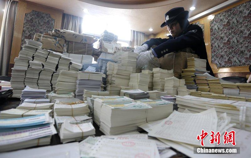 湖北省武汉市，民警清点大量非法制作的成品，半成品假票和制假工具。