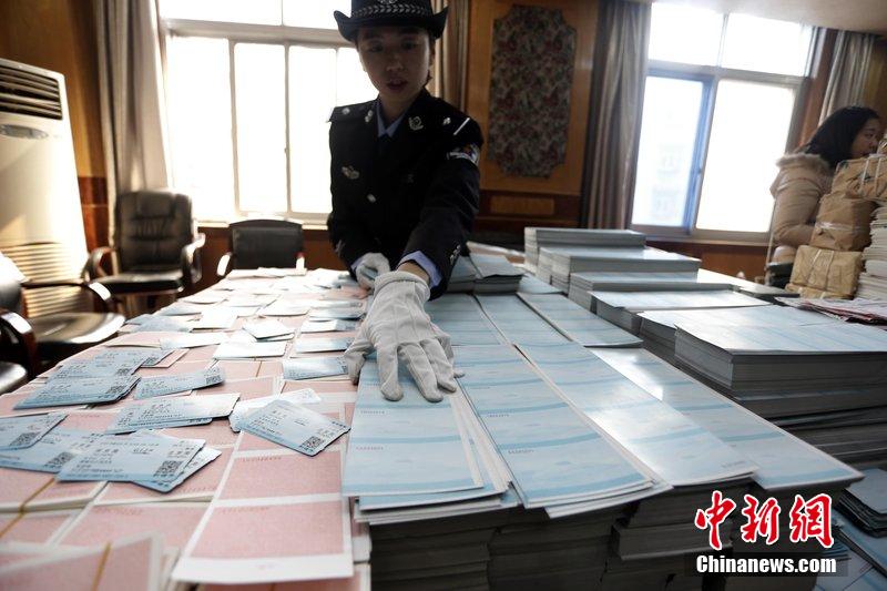 湖北省武汉市，民警清点大量非法制作的成品，半成品假票和制假工具。