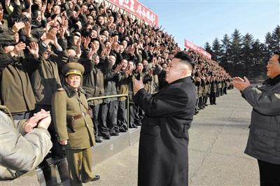 朝中社1月15日发布的图片显示，朝鲜最高领导人金正恩视察位于平安南道的国家科学院，与科研人员会面。