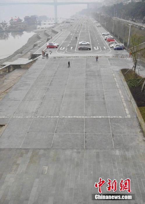 四川泸州现最霸气停车场 堪比飞机跑道