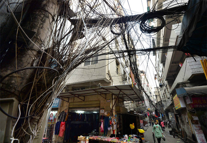 1月19日下午，汉口江大路蔡家田居民区一条小巷内，密如蛛网的网线仿佛让人置身“盘丝洞”。