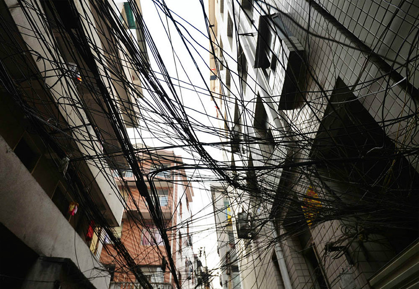 1月19日下午，汉口江大路蔡家田居民区一条小巷内，密如蛛网的网线仿佛让人置身“盘丝洞”。
