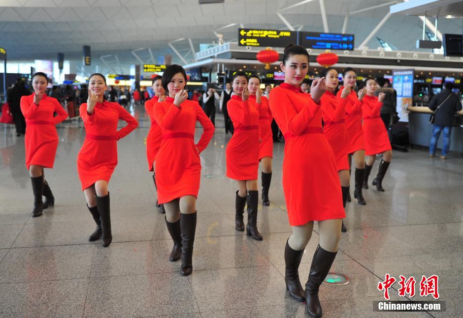 1月23日，机场工作人员在跳“快闪”舞蹈。
