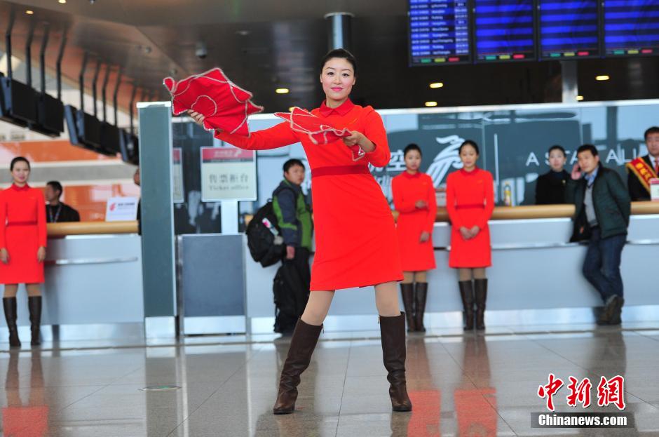 1月23日，机场工作人员在跳“快闪”舞蹈。
