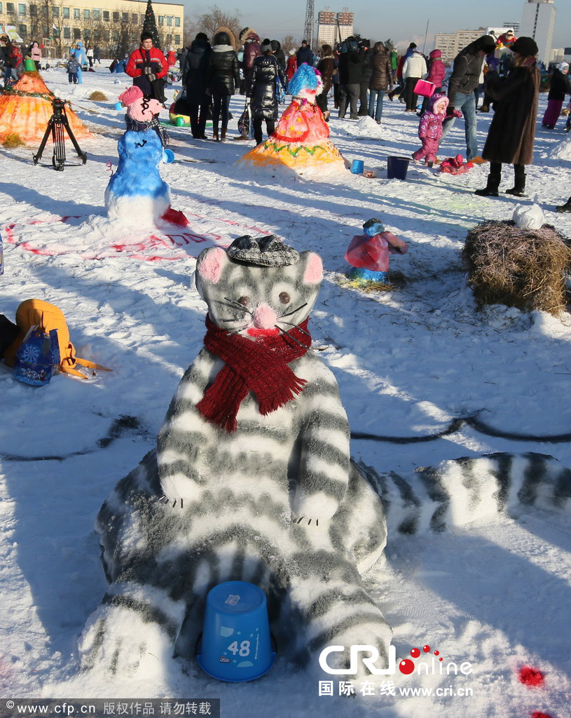 莫斯科举办堆雪人比赛 各式造型创意十足