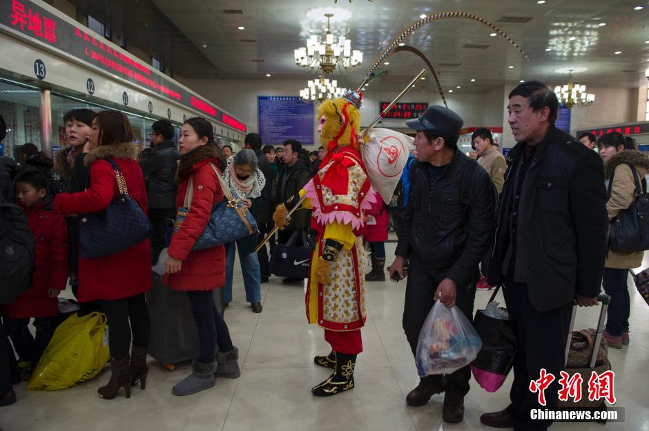 孙悟空“快闪”北京站 售票厅排队买票