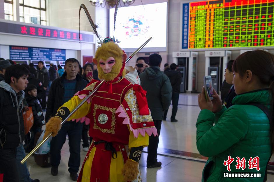 孙悟空“快闪”北京站 售票厅排队买票