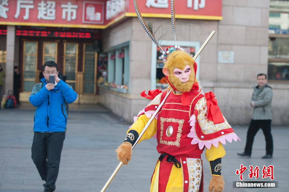 孙悟空“快闪”北京站 售票厅排队买票