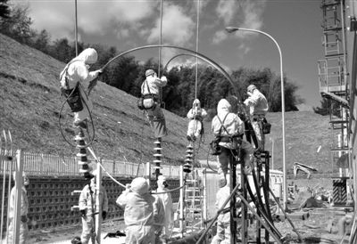 2011年3月,工作人员在福岛核电站附近土壤中发现钚元素。 2011年3月,工作人员在福岛核电站附近土壤中发现钚元素。