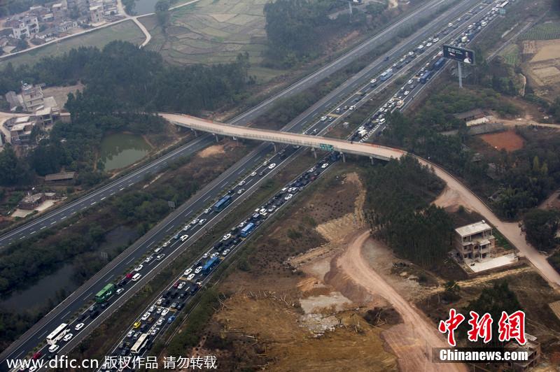 航拍春运路况 广河长深高速交界车队绵延几公里