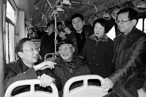 缪瑞林在车上与市民、乘委会委员交流 通讯员 卜照雪 摄