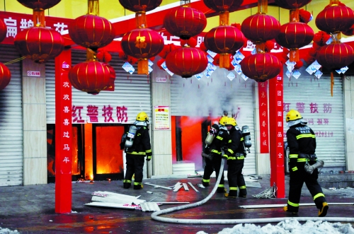 　2.消防人员透过大门向营业大厅喷水灭火