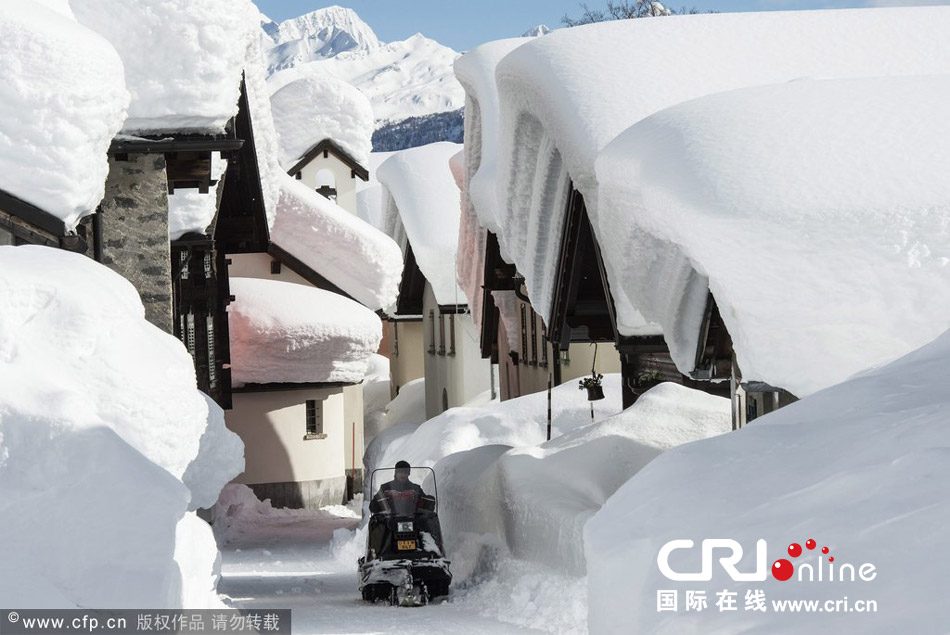 瑞士村庄房顶堆满积雪 宛如童话世界