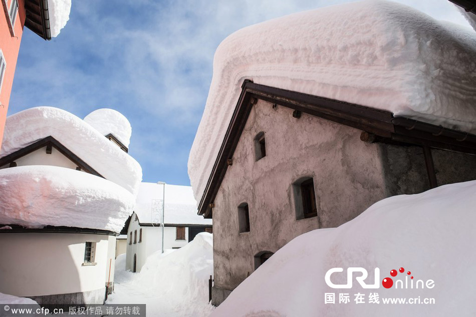 瑞士村庄房顶堆满积雪 宛如童话世界