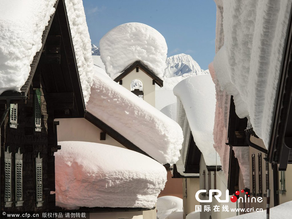 瑞士村庄房顶堆满积雪 宛如童话世界