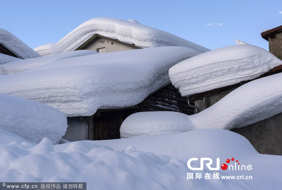 瑞士村庄房顶堆满积雪 宛如童话世界