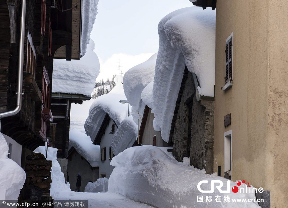 瑞士村庄房顶堆满积雪 宛如童话世界