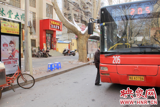 郑州街头公交站牌现“爱心板凳” 已放置9年