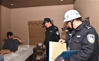 13日，浙江三门县警方组织开展扫黄打非专项行动，突击清查洗浴、休闲等场所。图/IC