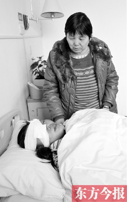 17日，52岁的王美兰在做完眼角膜移植手术后躺在病床上休息