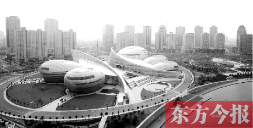 随着郑州经济的发展，郑州的城市建设也焕发出勃勃生机