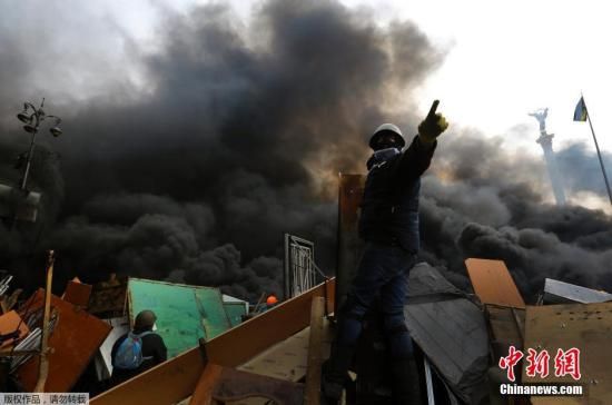 乌克兰反政府示威者与警方冲突持续。