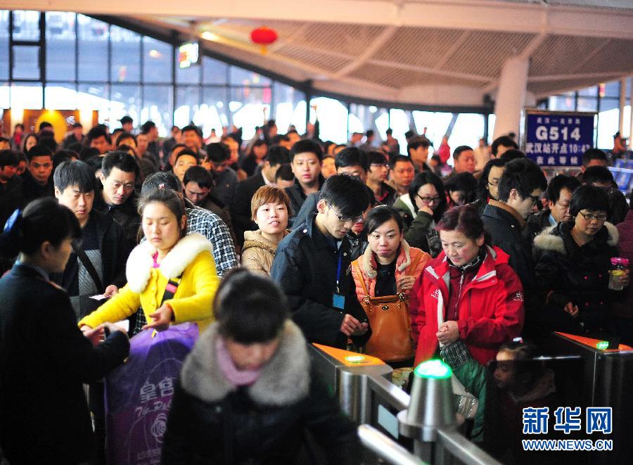 2月24日，在武汉火车站，乘客在检票进站。