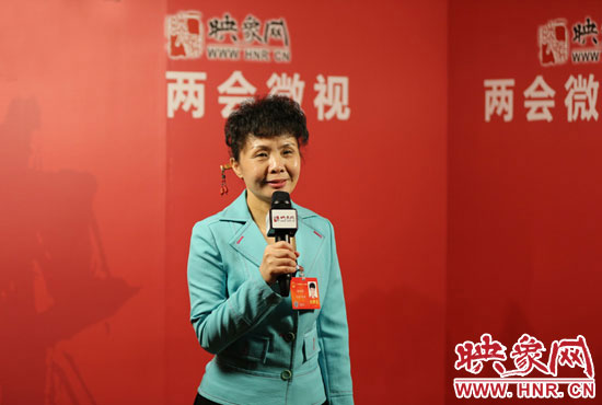 在映象网全国两会北京演播室，全国人大代表、河南理工大学音乐学院副院长游吟歌做客《两会微视》访谈.