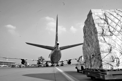 新郑国际机场，外籍货运航班正在装运货物。
