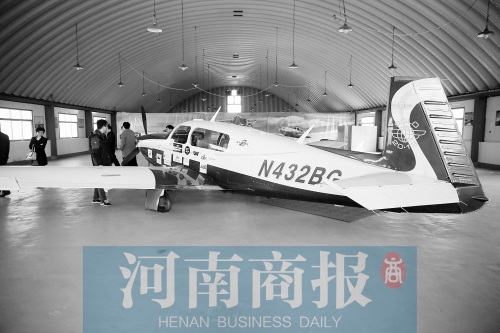 飞机将离人们越来越近 记者 杨东华/摄