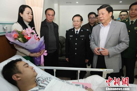 广西壮族自治区党委常委、政法委书记温卡华看望唐蔚宣。