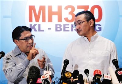 马来民航局总监阿兹哈鲁丁（左）与马来国防部长兼代理交通部长希沙姆丁（右）昨日在发布会上表示，飞机向卫星发出信号时有可能停留在陆地上。