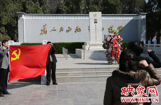在焦裕禄纪念园，来自河南的党员干部在焦陵前宣誓。
