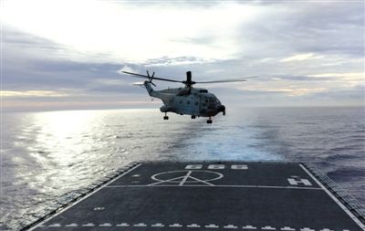 3月29日，一架舰载直升机从井冈山舰起飞执行搜索任务。当天，海军井冈山舰抵达南印度洋新任务区开始搜索。 新华社发