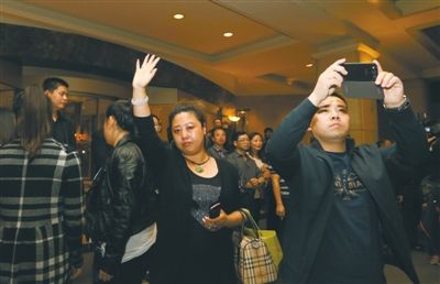 昨晚，丽都饭店，32位马航失联客机家属准备赴马来西亚。新京报记者 侯少卿 摄