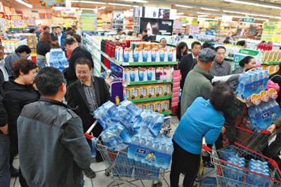 昨日，兰州市民在超市抢购饮用水。当地昨日通报称市区自来水苯含量超标。图/CFP