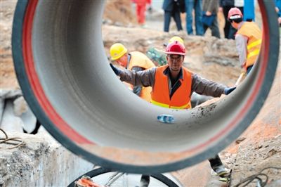 昨日，施工人员在进行输水管道敷设作业。