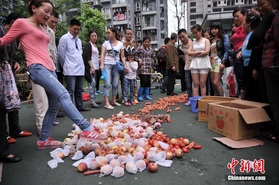 重庆一幼儿园疑给学生吃劣质食物 家长讨说法