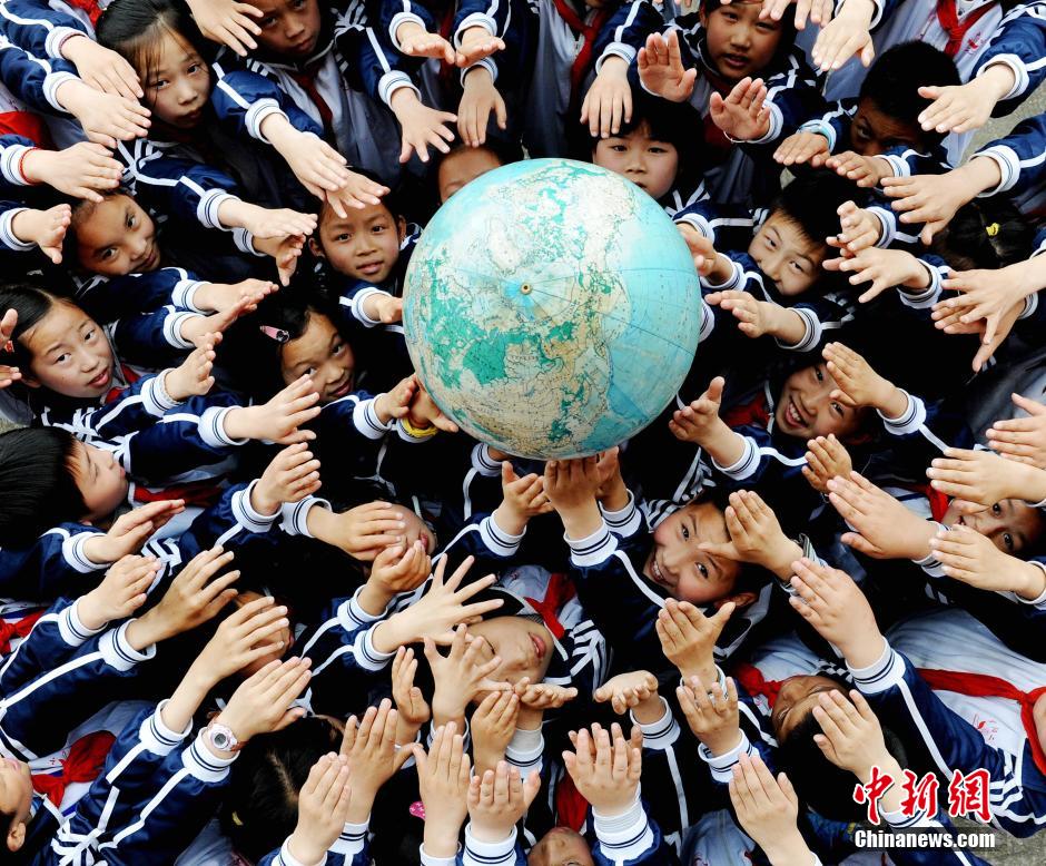 江西学子创意活动迎“世界地球日”